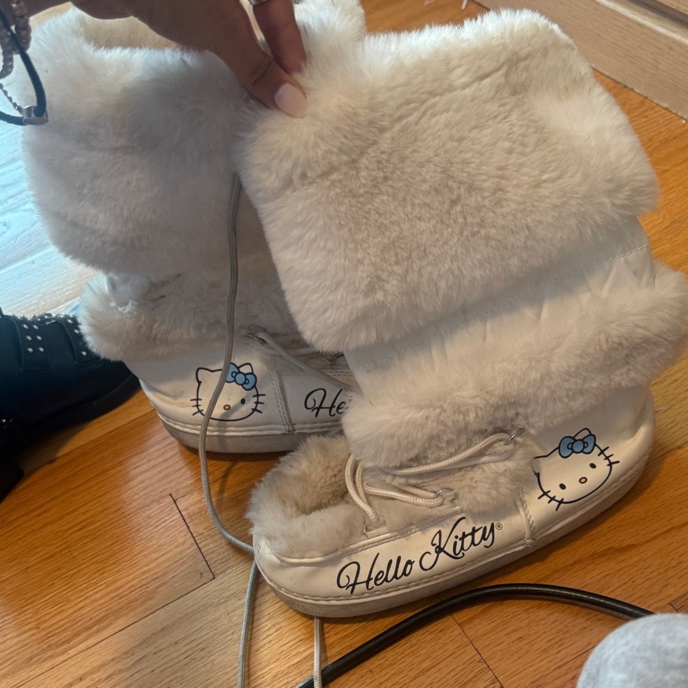 Hello Kitty Cream Fur Boots